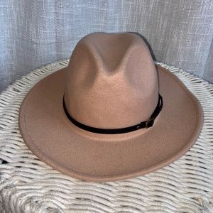 LIGHT BROWN WIDE BRIM HAT
